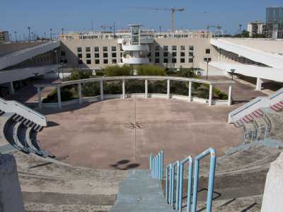 � indubbio che il centro commerciale abbia portato un po� di �vita� a Japigia, grazie anche a �Piazza della Pace�, una sorta di parco presente sul tetto della struttura dove trovano posto persino un anfiteatro...